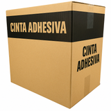 Cinta de embalar transparente cerrando una caja de cartón de mudanza